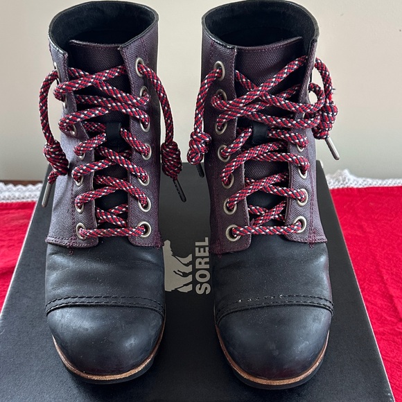 SOREL PDX Wedge Bootie in purple/dark gray with red laces, Size 8.5 - Picture 2 of 7